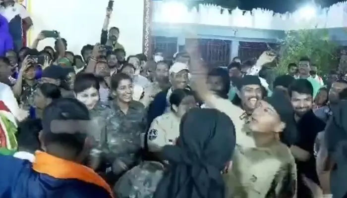 మేడారం జాతరలో స్టెప్పులు వేసిన పోలీసులు.. వీడియో వైరల్ మేడారం జాతరలో స్టెప్పులు వేసిన పోలీసులు.. వీడియో వైరల్