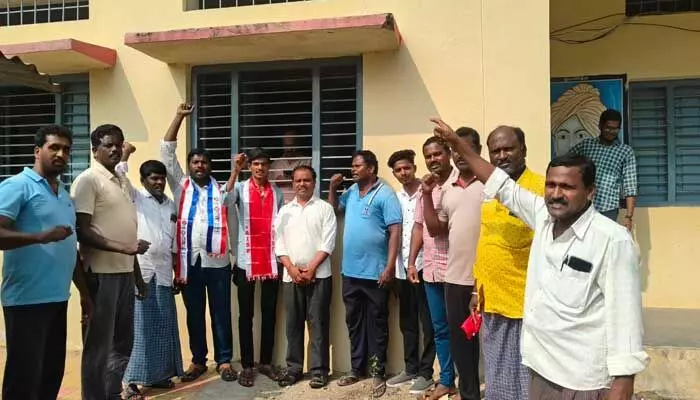 తెలుగు టీచర్ కోసం ఎంఈఓ నిర్బంధం తెలుగు టీచర్ కోసం ఎంఈఓ నిర్బంధం