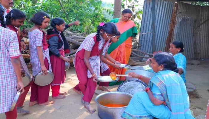 కర్రీలో ఇంత వాటరా..? కర్రీలో ఇంత వాటరా..?