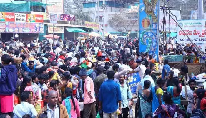Medaram Jatara 2026 : మేడారానికి నలుమూలల నుంచి తరలివచ్చిన భక్తులతో కిక్కిరిసిన గద్దెలు Medaram Jatara 2026 : మేడారానికి నలుమూలల నుంచి తరలివచ్చిన భక్తులతో కిక్కిరిసిన గద్దెలు