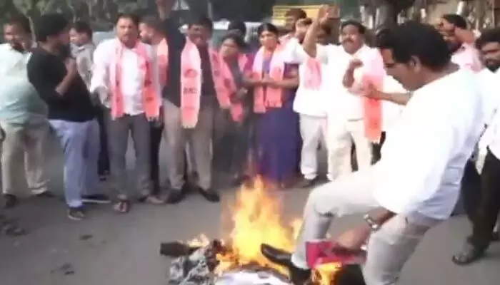 కేసీఆర్ను టచ్ చేస్తే అగ్ని గుండమే.. తెలంగాణ భవన్ వద్ద ఉద్రిక్తత కేసీఆర్ను టచ్ చేస్తే అగ్ని గుండమే.. తెలంగాణ భవన్ వద్ద ఉద్రిక్తత