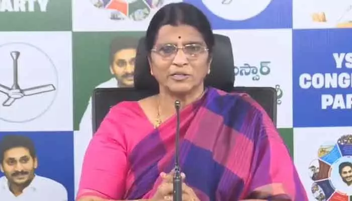 వాళ్లిద్దరి బానిస పవన్ కల్యాణ్: లక్ష్మీపార్వతి సంచలన ఆరోపణలు వాళ్లిద్దరి బానిస పవన్ కల్యాణ్: లక్ష్మీపార్వతి సంచలన ఆరోపణలు