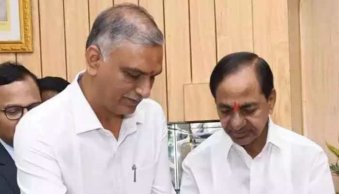 ఎర్రవల్లిలో కేసీఆర్తో హరీశ్ రావు కీలక సమావేశం ఎర్రవల్లిలో కేసీఆర్తో హరీశ్ రావు కీలక సమావేశం