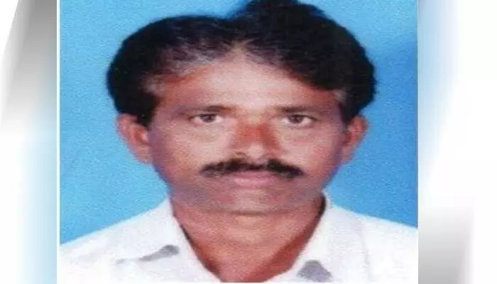 బ్యాంకు క్యూలో నిల్చొని కుప్పకూలిన రైతు బ్యాంకు క్యూలో నిల్చొని కుప్పకూలిన రైతు