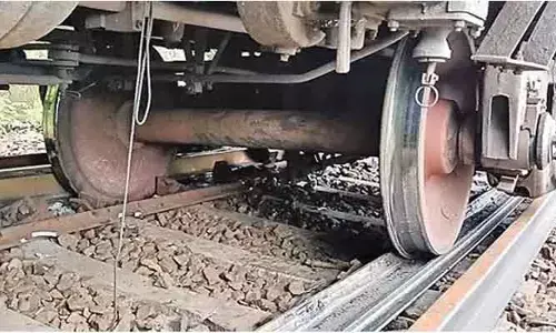 ప్రకాశం : పట్టాలు తప్పిన గూడ్స్ రైలు