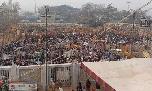 మేడారంలో పోటెత్తిన జనం, దర్శనానికి గంటకు పైగా సమయం