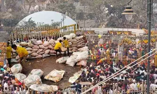 Medaram Jatara 2026: అంతా హైజీన్... కొబ్బరి చిప్పల సేకరణలో వంద మంది