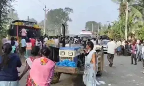 చిత్తూరు : స్కూల్ బస్సును ఢీకొన్న లారీ.. విద్యార్థులకు గాయాలు