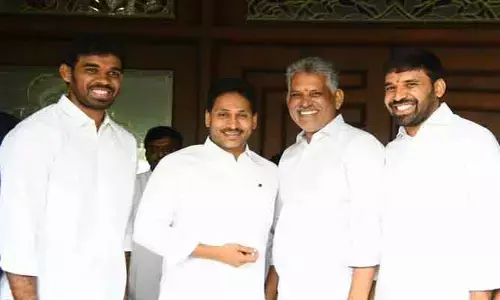 మాజీ సీఎం జగన్ ను కలిసిన చెవిరెడ్డి భాస్కర్ రెడ్డి