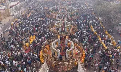 మేడారం అంతా జనమే.. జంపన్నవాగులో వేలాది మంది స్నానాలు