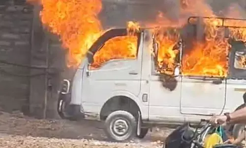 సారపాక ఐటీసీ స్కూల్ ఆవరణలో అగ్ని ప్రమాదం.. కాలిబూడిదైన విద్యార్థుల వాహనం