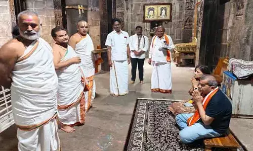 అప్పన్నను దర్శించుకున్న ఐపీఎస్ అధికారి హరేంద్ర కుమార్