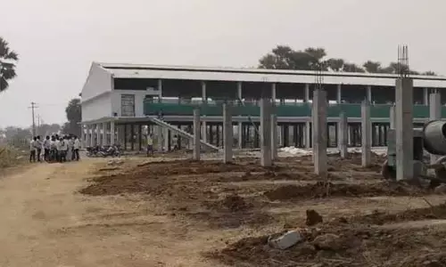 కోళ్ల ఫారం నిర్మాణాలు చేపట్టొద్దని గ్రామస్తుల ఆందోళన..