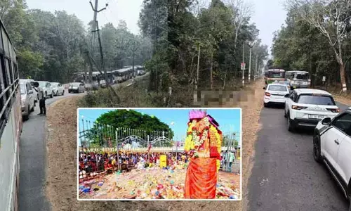 Medaram Jatara 2026 : మేడారం రోడ్డులో భారీ ట్రాఫిక్ జామ్.. కిలోమీటర్ల మేర నిలిచిన వాహనాలు