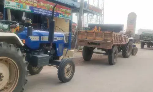 అక్రమ ఇసుక రవాణాపై పోలీసుల దాడి.. ఆరు ట్రాక్టర్లు పట్టివేత