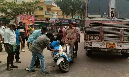 మానవత్వం చాటుకున్న ఎస్సై బైరు గోపి..