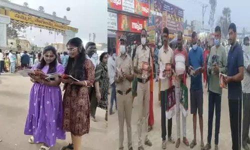 Medaram Jatara 2026 : దిశ మేడారం ప్రత్యేక సంచికను ఆసక్తిగా చదువుతున్న యువతీయువకులు