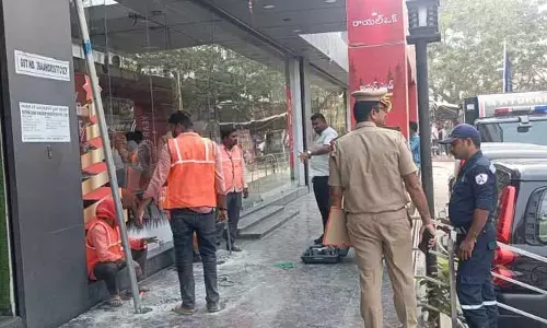 హైదర్ గూడలో ఫైర్ సేఫ్టీ నిబంధనలు పాటించని రెండు షాపింగ్ మాల్స్‌లు సీజ్..