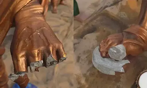 మహాత్మా.. మన్నించు- గాంధీజీ విగ్రహం ధ్వంసం