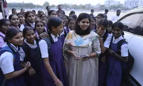 విద్యార్థినులను ఆప్యాయంగా పలకరించిన కలెక్టర్