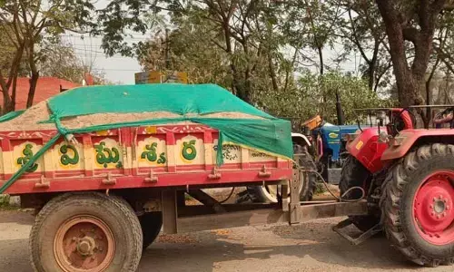 అక్రమంగా ఇసుక తరలిస్తున్న రెండు ట్రాక్టర్ల పట్టివేత