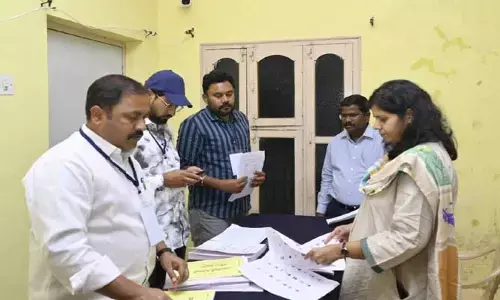 నామినేషన్ల స్వీకరణ కేంద్రాలను సందర్శించిన కలెక్టర్