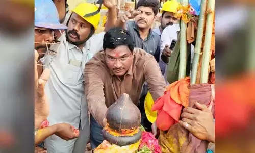 Medaram: వనదేవతలకు మొక్కులు చెల్లించుకున్న హైడ్రా చీఫ్