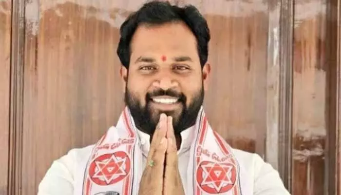 అజ్ఞాతంలోనే ఎమ్మెల్యే అరవ శ్రీధర్.. విచారణకు పిలిచే యోచనలో జనసేన అధిష్టానం అజ్ఞాతంలోనే ఎమ్మెల్యే అరవ శ్రీధర్.. విచారణకు పిలిచే యోచనలో జనసేన అధిష్టానం