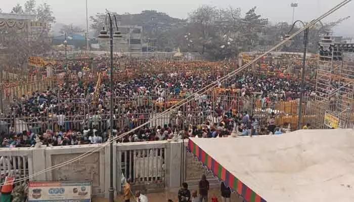 మేడారంలో పోటెత్తిన జనం, దర్శనానికి గంటకు పైగా సమయం మేడారంలో పోటెత్తిన జనం, దర్శనానికి గంటకు పైగా సమయం
