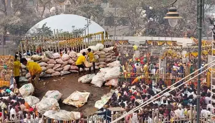 Medaram Jatara 2026: అంతా హైజీన్... కొబ్బరి చిప్పల సేకరణలో వంద మంది Medaram Jatara 2026: అంతా హైజీన్... కొబ్బరి చిప్పల సేకరణలో వంద మంది