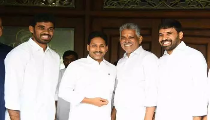 మాజీ సీఎం జగన్ ను కలిసిన చెవిరెడ్డి భాస్కర్ రెడ్డి మాజీ సీఎం జగన్ ను కలిసిన చెవిరెడ్డి భాస్కర్ రెడ్డి