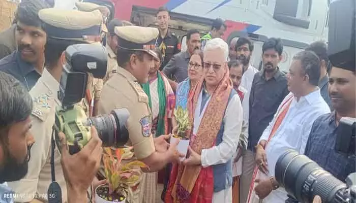 Medaram Jatara 2026: మేడారంలో అమ్మవార్లను దర్శించుకున్న గవర్నర్ Medaram Jatara 2026: మేడారంలో అమ్మవార్లను దర్శించుకున్న గవర్నర్