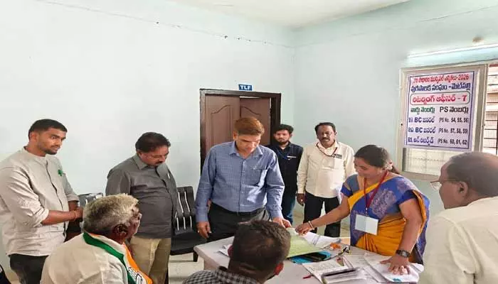 నామినేషన్ కేంద్రాలను పరిశీలించిన ఎన్నికల వ్యయ పరిశీలకులు : డి, శ్రీనివాస్ నామినేషన్ కేంద్రాలను పరిశీలించిన ఎన్నికల వ్యయ పరిశీలకులు : డి, శ్రీనివాస్