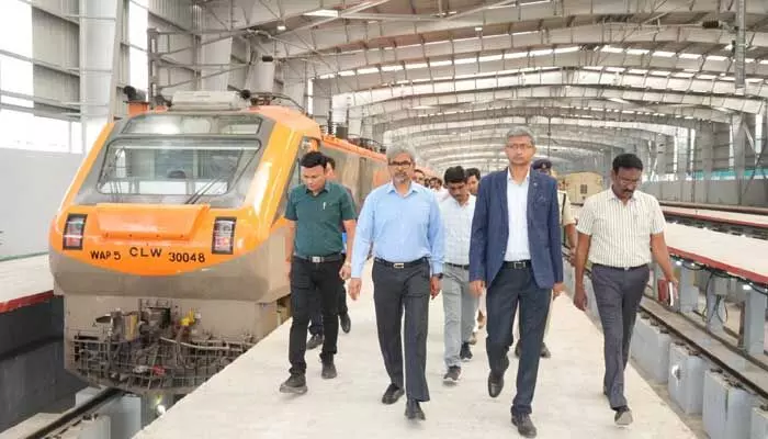 కీలకంగా చర్లపల్లి టెర్మినల్.. దక్షిణ మధ్య రైల్వే జీఎం ఆసక్తికర వ్యాఖ్యలు కీలకంగా చర్లపల్లి టెర్మినల్.. దక్షిణ మధ్య రైల్వే జీఎం ఆసక్తికర వ్యాఖ్యలు