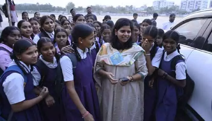 విద్యార్థినులను ఆప్యాయంగా పలకరించిన కలెక్టర్ విద్యార్థినులను ఆప్యాయంగా పలకరించిన కలెక్టర్