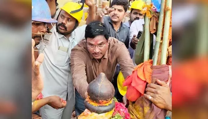 Medaram: వనదేవతలకు మొక్కులు చెల్లించుకున్న హైడ్రా చీఫ్ Medaram: వనదేవతలకు మొక్కులు చెల్లించుకున్న హైడ్రా చీఫ్