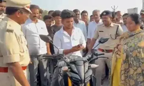 హెల్మెట్ లేకుండా యువకుడు డ్రైవింగ్.. క్లాస్ తీసుకున్న మంత్రి సవిత