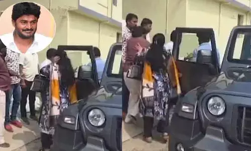 రోడ్డుపై మరో ఏపీ నేత బాగోతం.. ఈసారి ఆ పార్టీపై తీవ్ర విమర్శలు..!