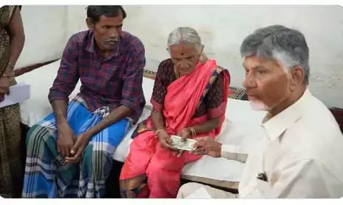 స్వయంగా పింఛన్లు అందజేసిన సీఎం చంద్రబాబు