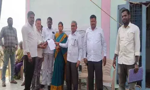 గ్రామంలో ఏ స‌మ‌స్య ఉన్నా స‌ర్పంచ్ దృష్టికి తీసుకురావాలి : ఎంపీడీవో ల‌క్ష్మ‌ప్ప