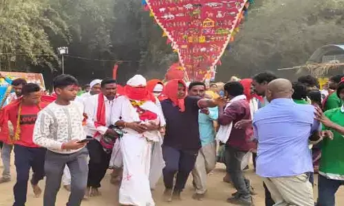 జనం నుంచి వనంలోకి ప్రవేశించిన సమ్మక్క-సారలమ్మలు