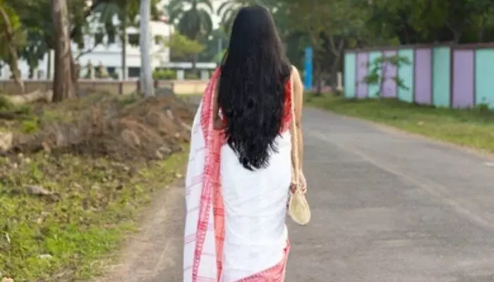 పోలీస్ స్టేషన్కు ఇద్దరు భర్తలు.. మూడో వ్యక్తితో పరారైన భార్య పోలీస్ స్టేషన్కు ఇద్దరు భర్తలు.. మూడో వ్యక్తితో పరారైన భార్య
