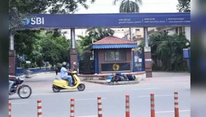 నగరంలో దుండగుల కాల్పులు.. కోఠి ఎస్బీఐ కార్యాలయం వద్ద బీభత్సం నగరంలో దుండగుల కాల్పులు.. కోఠి ఎస్బీఐ కార్యాలయం వద్ద బీభత్సం