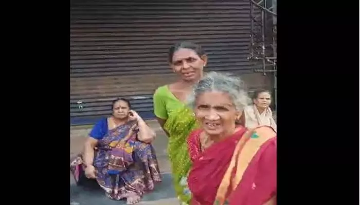 పింఛన్ కోసం వైన్ షాప్ వద్ద ఎదురుచూపు! పింఛన్ కోసం వైన్ షాప్ వద్ద ఎదురుచూపు!