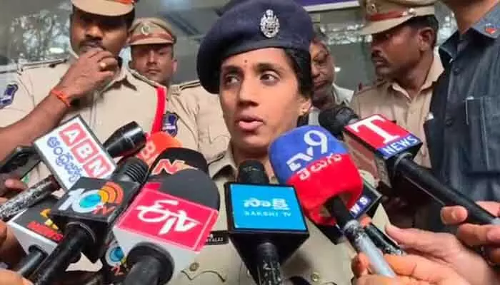 కోఠి SBI కార్యాలయం వద్ద కాల్పులు.. డీసీపీ శిల్పవల్లి కీలక ప్రకటన కోఠి SBI కార్యాలయం వద్ద కాల్పులు.. డీసీపీ శిల్పవల్లి కీలక ప్రకటన