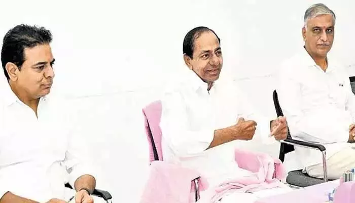 KCR: సిట్ నోటీసులపై ఏం చేద్దాం..? నేతలు, న్యాయవాదులతో కేసీఆర్ సమాలోచనలు KCR: సిట్ నోటీసులపై ఏం చేద్దాం..? నేతలు, న్యాయవాదులతో కేసీఆర్ సమాలోచనలు