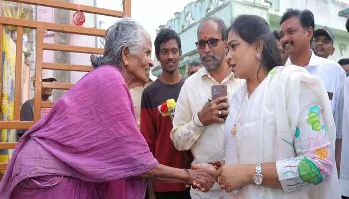 ఇచ్చిన మాట ప్రకారం ఒకరోజు ముందే పెన్షన్ : హోం మంత్రి ఇచ్చిన మాట ప్రకారం ఒకరోజు ముందే పెన్షన్ : హోం మంత్రి