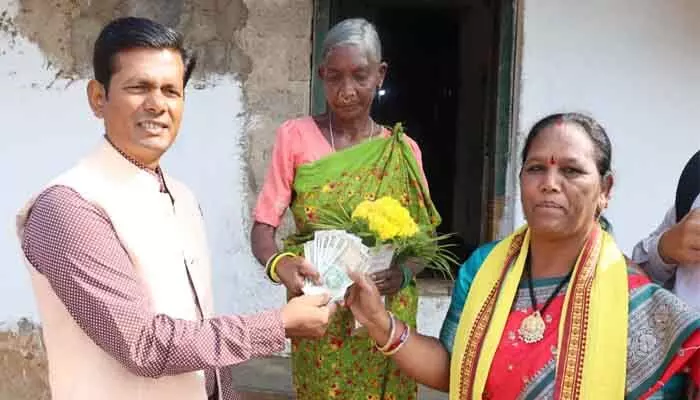 అమ్మా!!.. బాగున్నారా... ఇదిగో మీ పింఛన్ అమ్మా!!.. బాగున్నారా... ఇదిగో మీ పింఛన్
