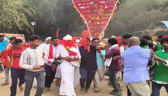 జనం నుంచి వనంలోకి ప్రవేశించిన సమ్మక్క-సారలమ్మలు జనం నుంచి వనంలోకి ప్రవేశించిన సమ్మక్క-సారలమ్మలు