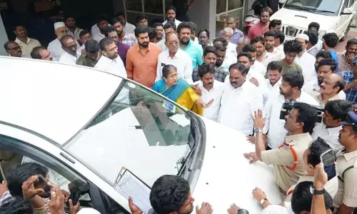 మాజీ ఎమ్మెల్యే జక్కంపూడి ఇంటి వద్ద భారీగా పోలీసుల మోహరింపు.. ఉద్రిక్తత